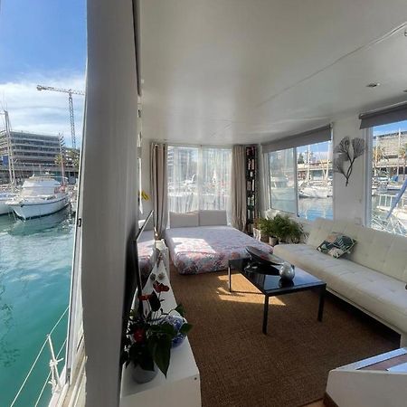 Light Bedroom In A Home Boat บาร์เซโลนา ภายนอก รูปภาพ