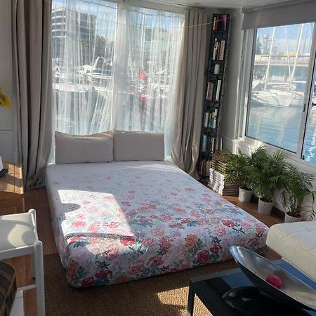 Light Bedroom In A Home Boat บาร์เซโลนา ภายนอก รูปภาพ