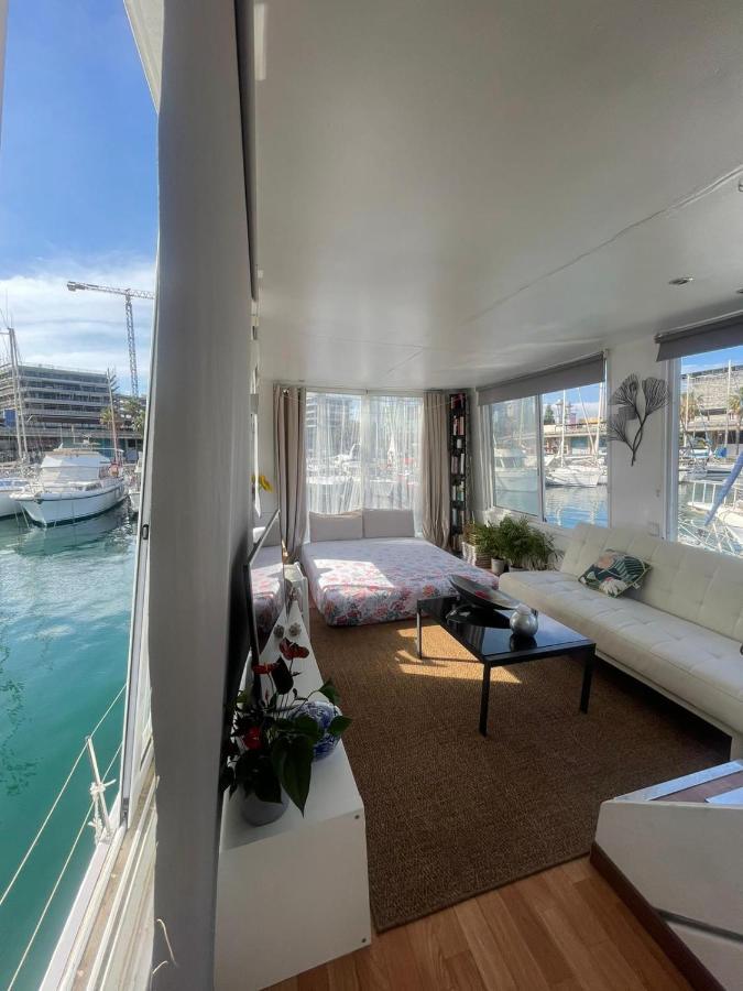 Light Bedroom In A Home Boat บาร์เซโลนา ภายนอก รูปภาพ