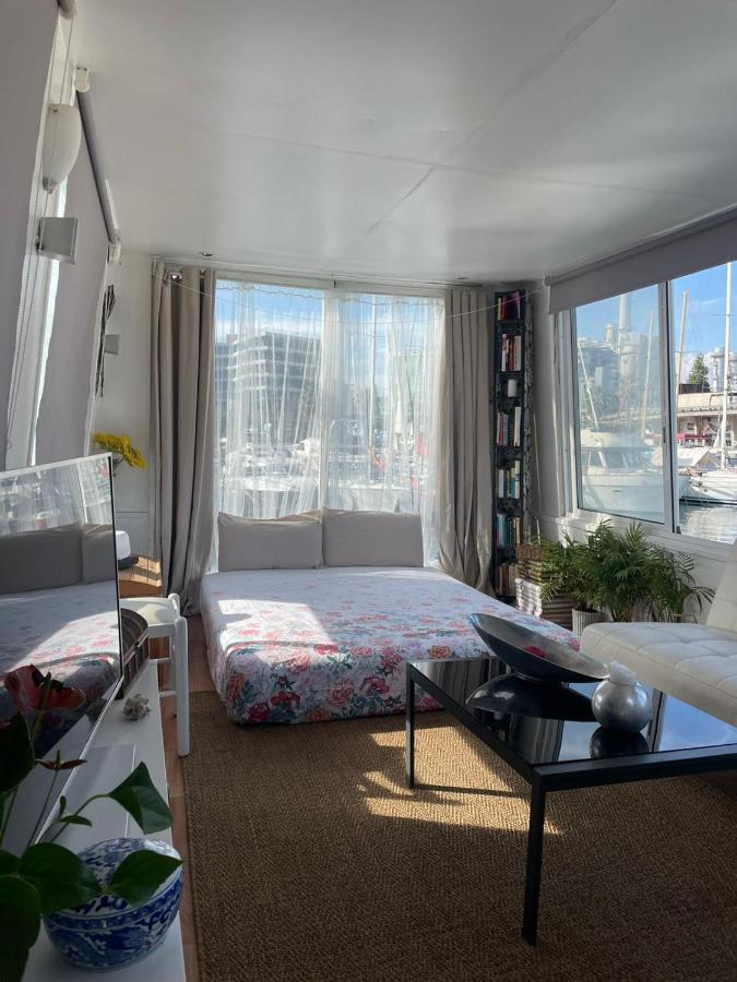 Light Bedroom In A Home Boat บาร์เซโลนา ภายนอก รูปภาพ