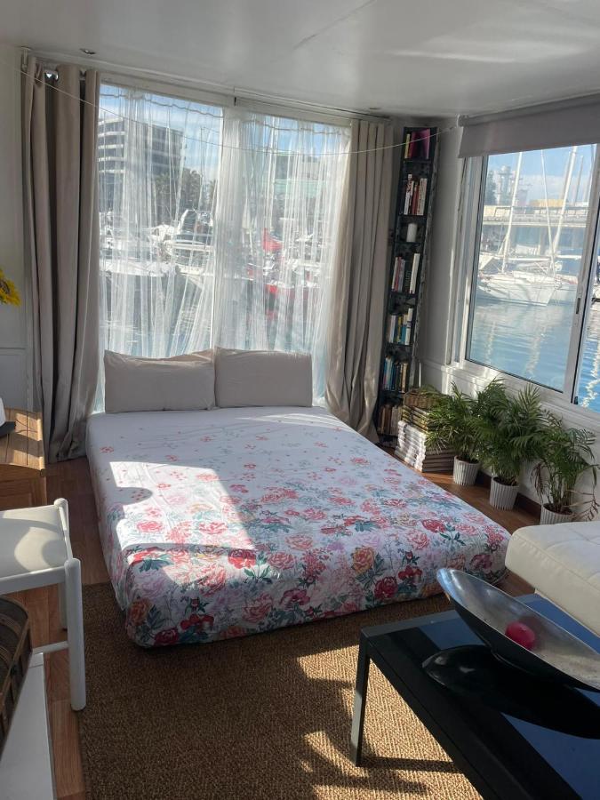 Light Bedroom In A Home Boat บาร์เซโลนา ภายนอก รูปภาพ