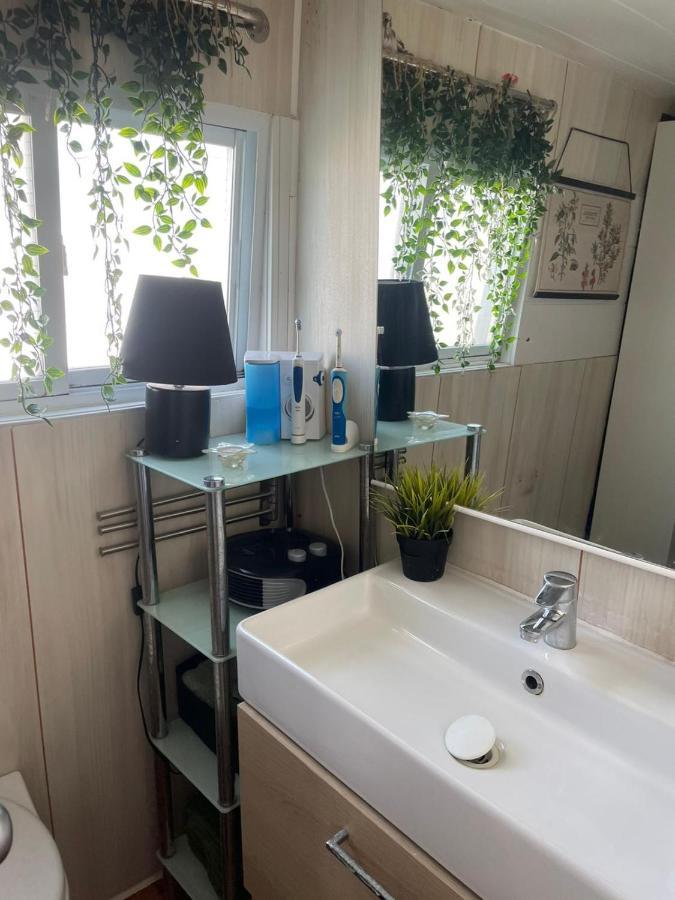 Light Bedroom In A Home Boat บาร์เซโลนา ภายนอก รูปภาพ