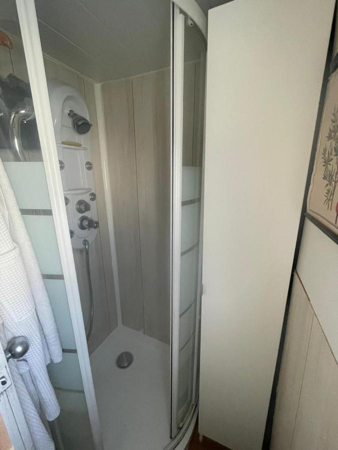 Light Bedroom In A Home Boat บาร์เซโลนา ภายนอก รูปภาพ